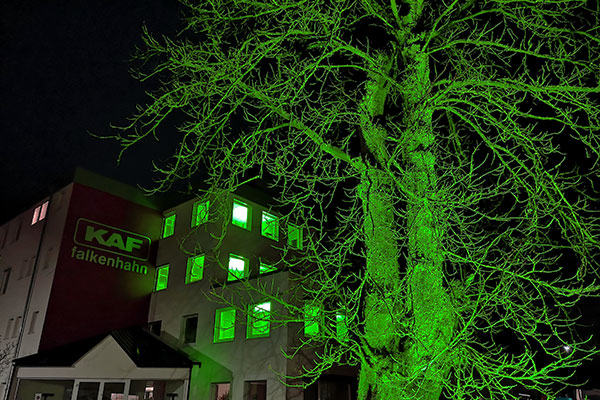 Firmengebäude erstrahlt in grün